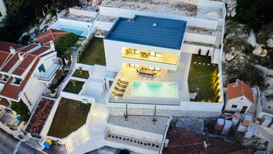 Ploče, Rogotin, urbaani huvila uima-altaalla ja merinäköalalla