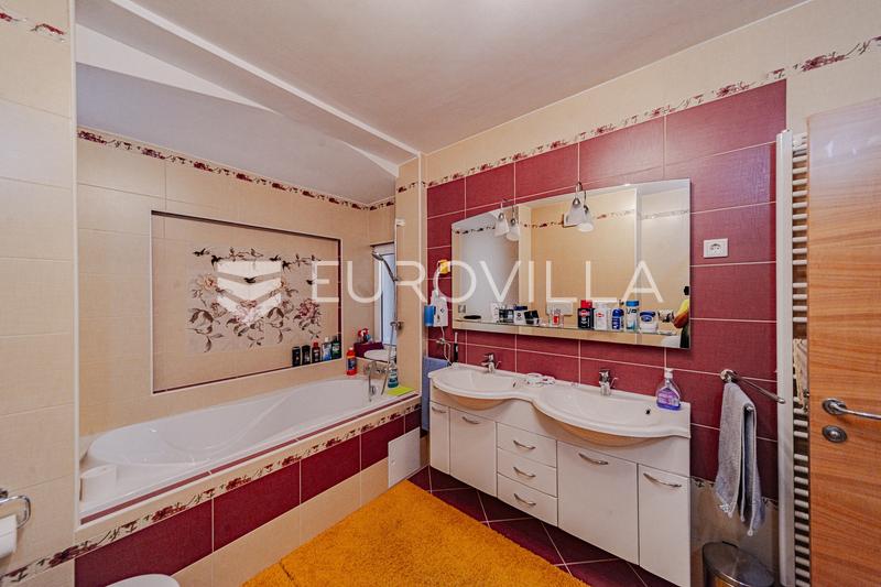 Ostrov Lastovo, Vila pri mori v tichej zátoke ostrova Lastovo - 25