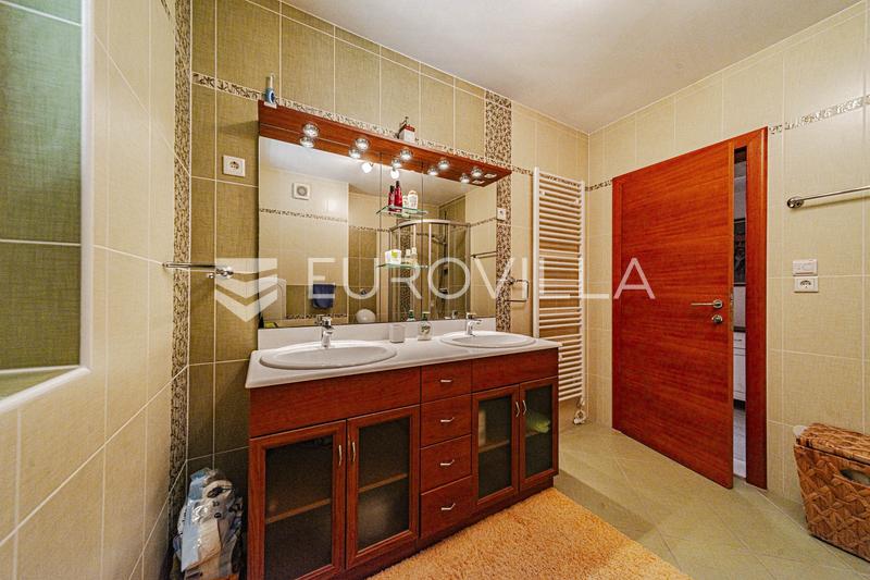 Ostrov Lastovo, Vila pri mori v tichej zátoke ostrova Lastovo - 53