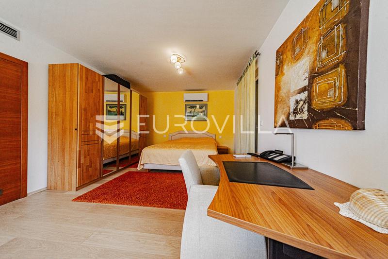 Ostrov Lastovo, Vila pri mori v tichej zátoke ostrova Lastovo - 54