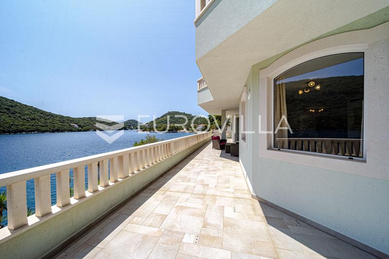 Ostrov Lastovo, Vila pri mori v tichej zátoke ostrova Lastovo - 12