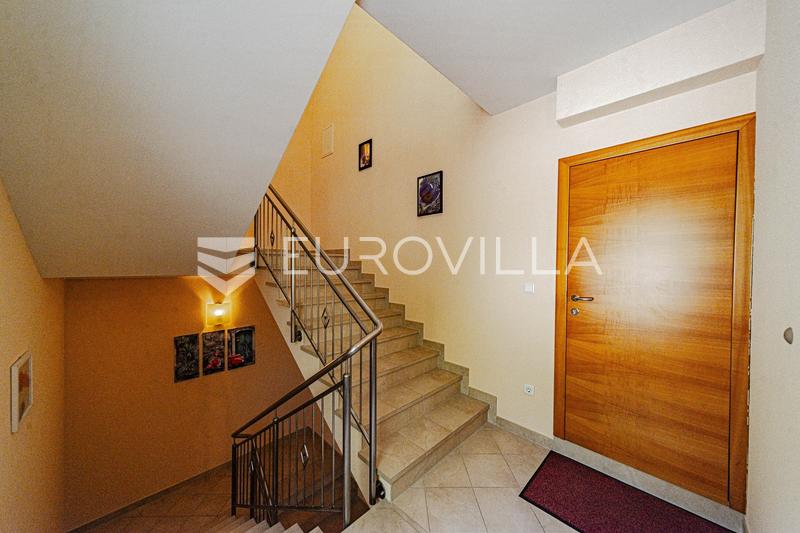 Ostrov Lastovo, Vila pri mori v tichej zátoke ostrova Lastovo - 60