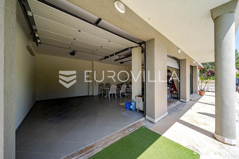 Ostrov Lastovo, Vila pri mori v tichej zátoke ostrova Lastovo - 40