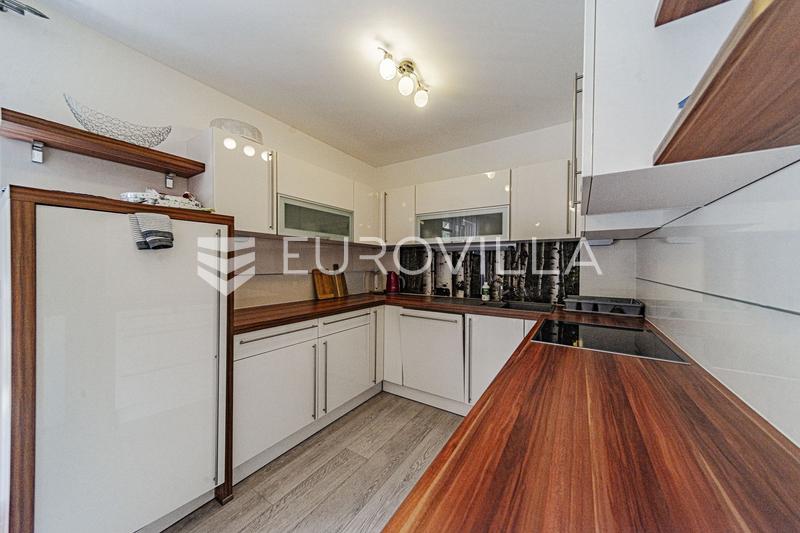 Ostrov Lastovo, Vila pri mori v tichej zátoke ostrova Lastovo - 47