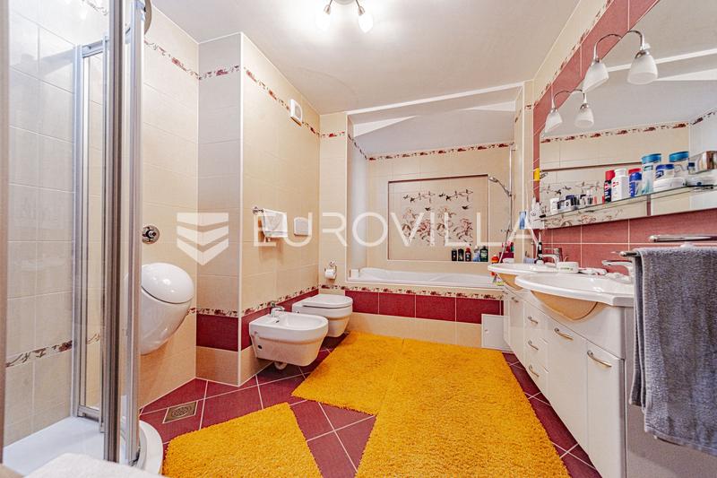 Ostrov Lastovo, Vila pri mori v tichej zátoke ostrova Lastovo - 24