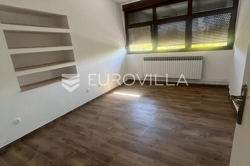 Slavonski Brod - Local commercial de 240 m² à louer - 16