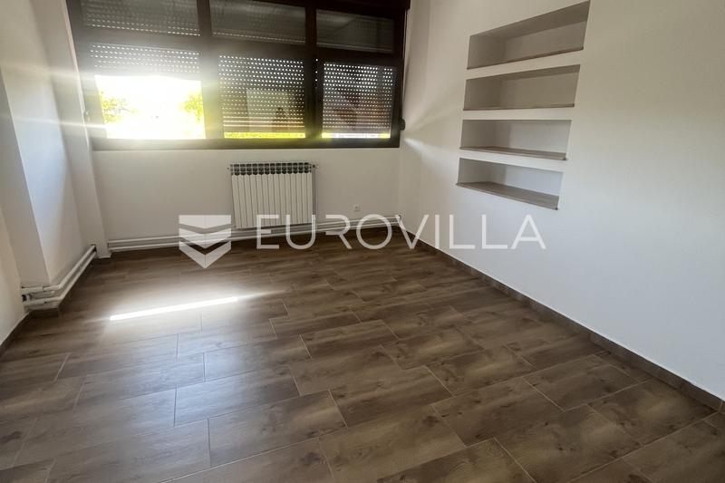 Slavonski Brod - Local commercial de 240 m² à louer - 15
