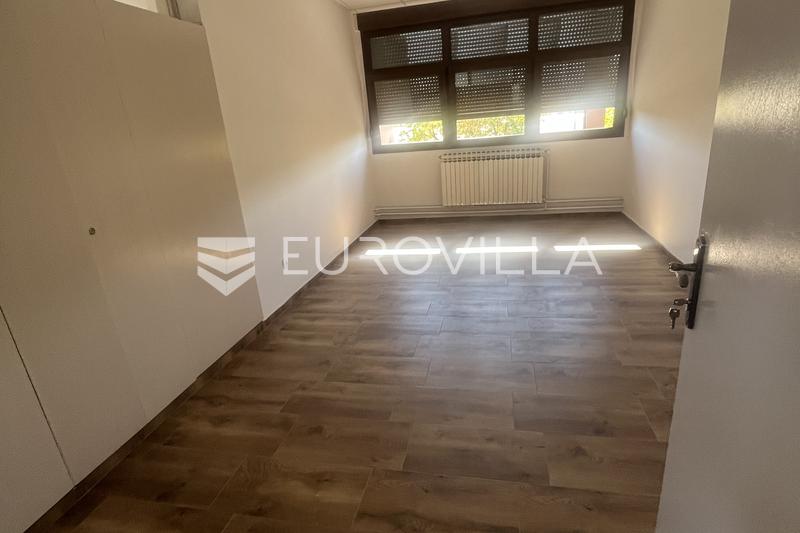 Slavonski Brod - Local commercial de 240 m² à louer - 13