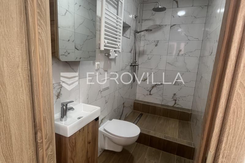 Slavonski Brod - Local commercial de 240 m² à louer - 8