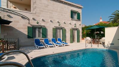 Brac, Mirca, belle maison individuelle en pierre avec piscine