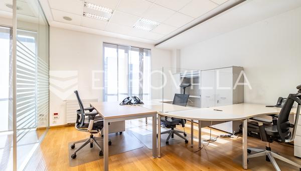 Zagreb, Radnicka, kontorlokale med to garageparkeringspladser, 55 m²