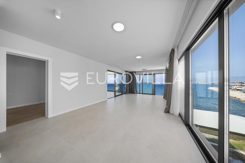 Zadar, Privlaka, luksuzni dvosoban stan 1. red do mora, 74,14 m²