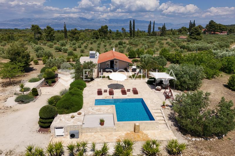 Sutivan, jedinstveno imanje, kuća s bazenom i prostrani maslinik