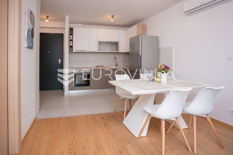 Solin, moderno uređen jednosoban stan s parkingom - 1