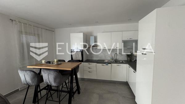 Dakovo, Sjever, két ház kereskedelmi területtel 250 m²