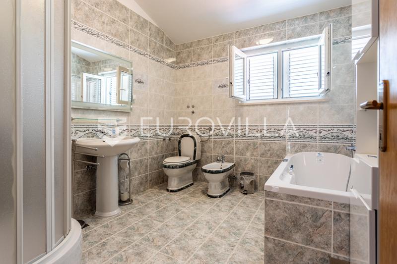 Split, Kamen, samostojeća kuća ukupne bruto površine 492 m² - 13