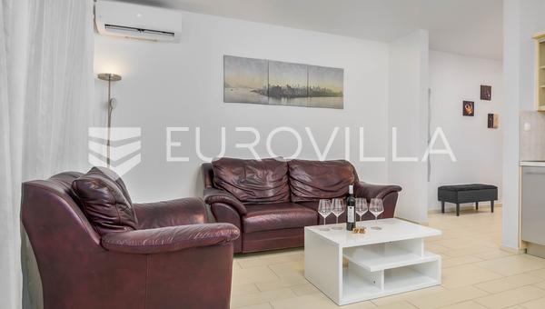 Selce, EN ALQUILER EN INVIERNO, espacioso apartamento de tres dormitorios de 70 m² con vistas al mar