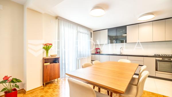 Zagreb, Vrapce, Moderne familiehus, terrasse og overdækket parkering på en 667 m² stor grund