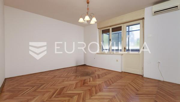 Opatija, klasszikus két hálószobás lakás, 50 m², első emelet, erkély, tengeri kilátás