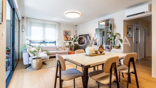 Split, Znjan: Bel appartement de deux chambres dans un nouvel immeuble avec balcon et ascenseur