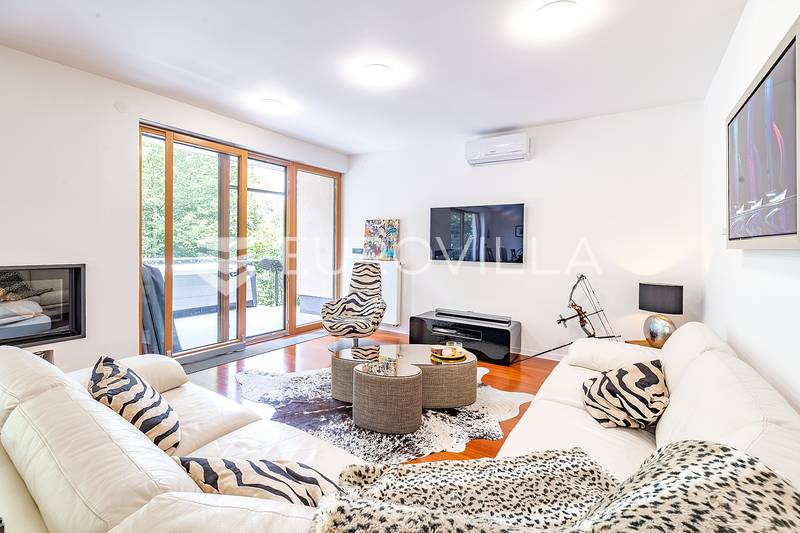 Zagreb, Maksimir, prekrasan dvoetažan stan 140m2 + 2 garaže + vrt + jacuzzi