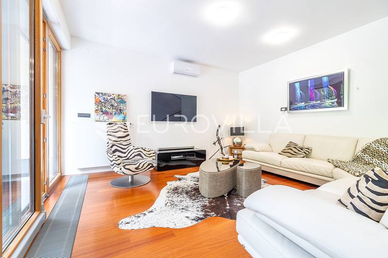 Zagreb, Maksimir, prekrasan dvoetažan stan 140m2 + 2 garaže + vrt + jacuzzi