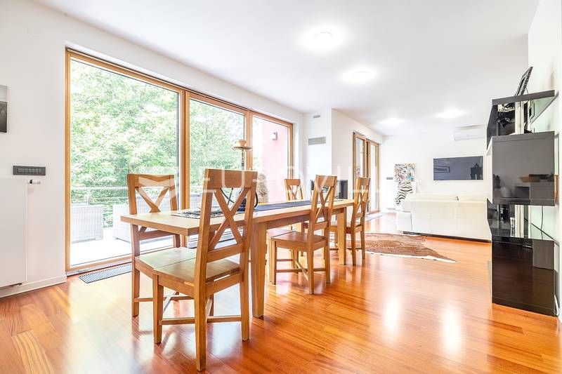 Zagreb, Maksimir, prekrasan dvoetažan stan 140m2 + 2 garaže + vrt + jacuzzi