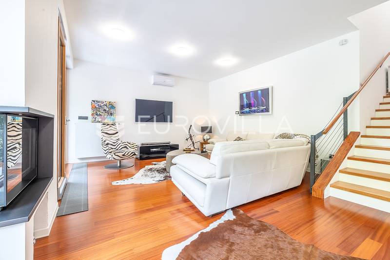 Zagreb, Maksimir, prekrasan dvoetažan stan 140m2 + 2 garaže + vrt + jacuzzi