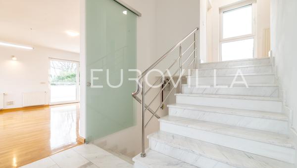 Zagreb, Gajnice, tvåvåningshus av nyare konstruktion med tre lägenheter, trädgård, förråd och garage, 453 m²