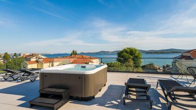 Sveti Filip i Jakov, Penthouse duplex de luxe avec Jacuzzi, 2ème rangée face à la mer