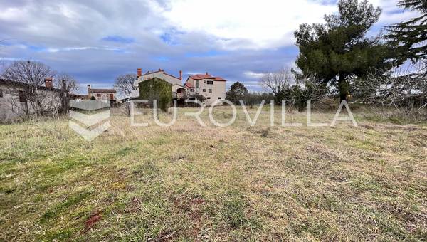 Istra, Valbandon - građevinska parcela na mirnoj lokaciji, 1940 m2 te kuća 146 m2