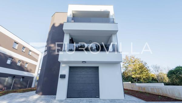 Istria, Medulin: Moderno apartamento de cuatro dormitorios en un elegante edificio nuevo en el primer piso.