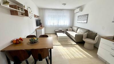 Istrien, Pula, vacker lägenhet i nybyggnad med trädgård och parkering.