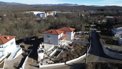 Matulji, Mucici, casa adosada DE NUEVA CONSTRUCCIÓN, en estado roh bau, con piscina