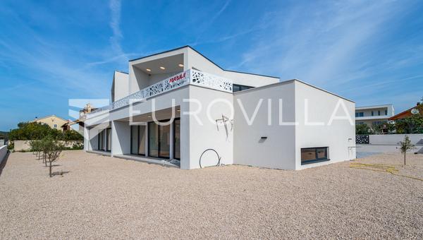 Vodice, moderna villa con piscina y vistas al mar