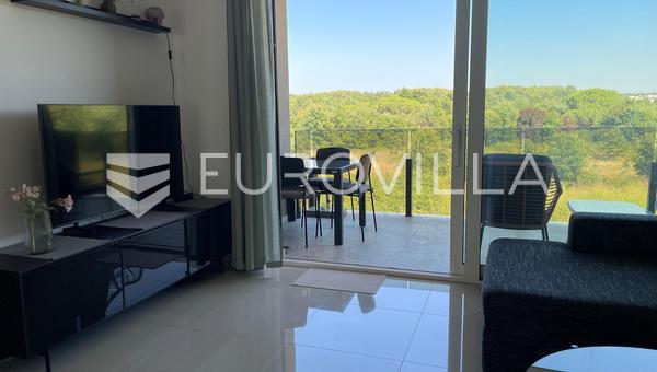 Istra, Poreč, oddaja moderno enosobno stanovanje 46 m² s parkirnim mestom in teraso