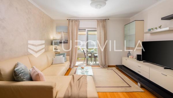 Split, Firule, luksuzan dvosoban stan 82 m², parking, od 1.10.2026.