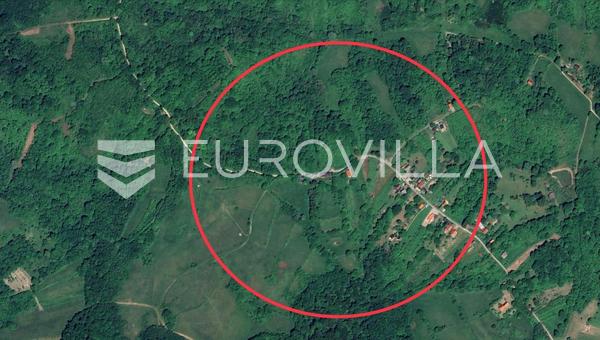 Karlovac, Draganić, prostorný pozemek se starým domem, plocha 27162 m²