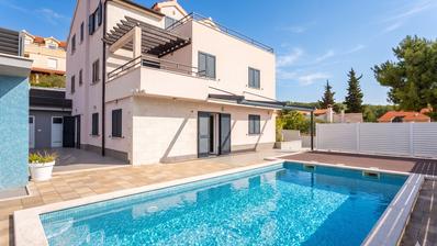 Milna, uvala Osibova, kuća s bazenom i pogledom na more ukupne površine 318 m²