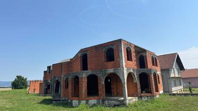 Požega, kuća u izgradnji na velikoj okućnici