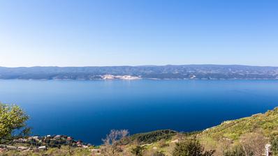 Omiš, Lokva Rogoznica, atraktivno građevinsko zemljište površine 486 m²
