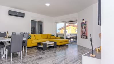 Vir, modern három hálószobás apartman tetőterasszal és tengerre néző kilátással