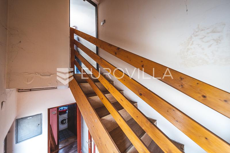 Zagreb, Rudeš, prostran dvoetažan stan 107 m² za adaptaciju