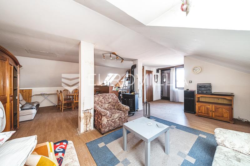 Zagreb, Rudeš, prostran dvoetažan stan 107 m² za adaptaciju