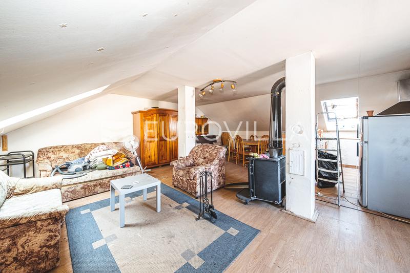 Zagreb, Rudeš, prostran dvoetažan stan 107 m² za adaptaciju