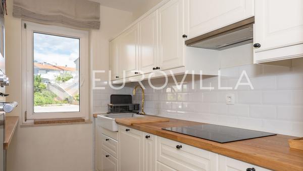 Krk, apartamento 70 m² más garaje 20 m², cerca del mar
