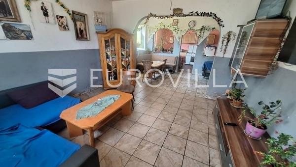 Plaski, hus 320 m², energirenoveret, rolig beliggenhed