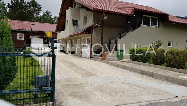 Plitvička Jezera, Rudanovac'ta, taverna tarzı ek binası ve peyzajlı arazisi olan bir ev