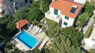 Korcula, beautiful Dalmatian house by the sea with pool