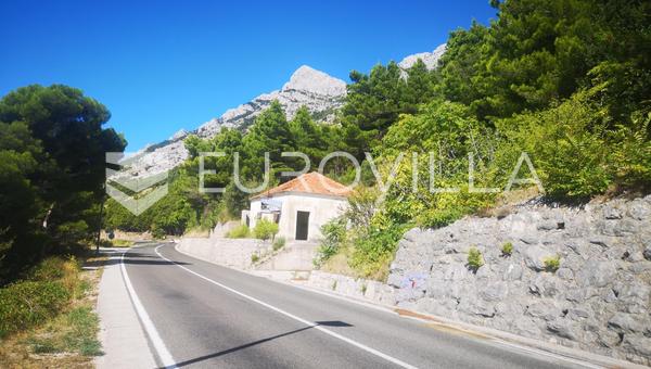 Omiš, Lokva Rogoznica, prostrano zemljište s kućom za adaptaciju i panoramskim pogledom na more